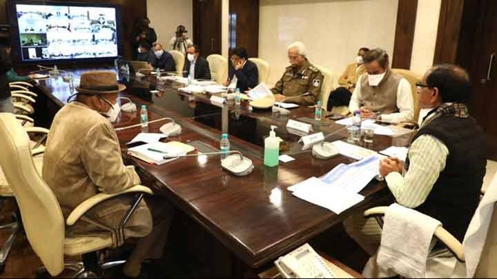 मुख्यमंत्री श्री शिवराज सिंह चौहान ने वीडियो कॉन्फ्रेसिंग कर कमिश्नर्स/कलेक्टर्स कॉन्फ्रेंस में विभिन्न विभागों की समीक्षा की।